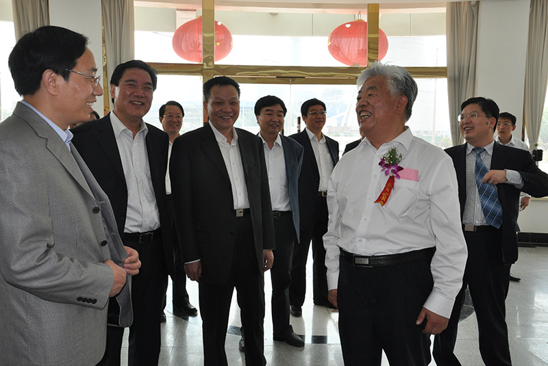 農(nóng)業(yè)部畜牧業(yè)局司長王智才、山東省畜牧獸醫(yī)局局長馮繼康等各級領(lǐng)導(dǎo)參觀公司